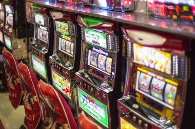 Live roulette wheel with dealer at akarslot studio